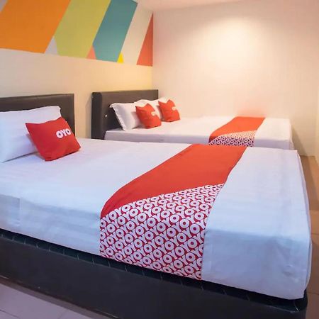 Oyo 90281 Hotel Taj Seksyen 13 شاه علام المظهر الخارجي الصورة