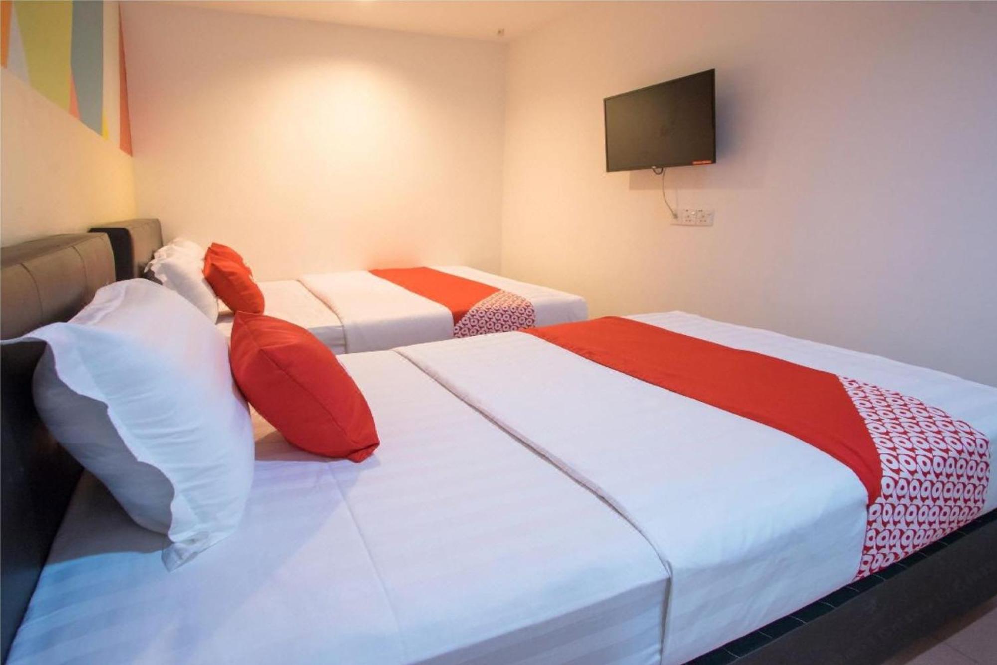 Oyo 90281 Hotel Taj Seksyen 13 شاه علام المظهر الخارجي الصورة